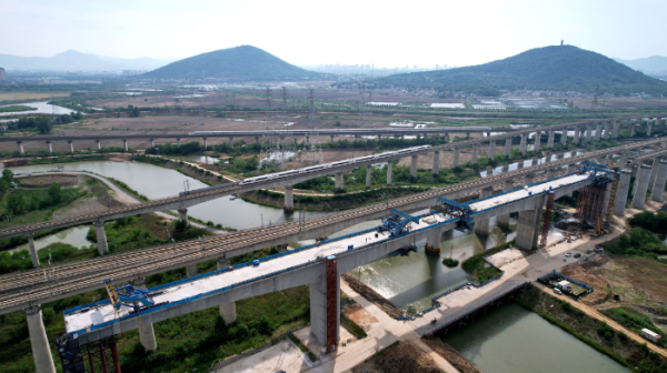 免息配资炒股 巢马城际铁路最后一联连续梁合龙_大皖新闻 | 安徽网